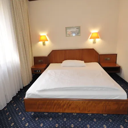Ambassador Parkhotel Otel 3*