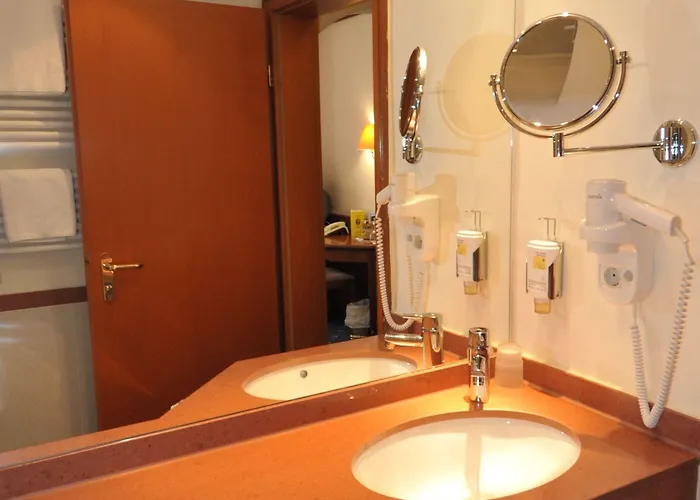 Ambassador Parkhotel מלון 3*